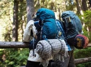 Zwei Backpacker mit Rucksack auf Reisen