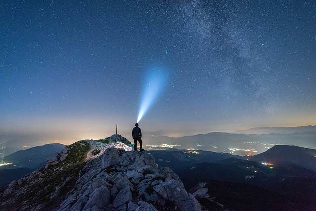 Die Stirnlampe darf beim Wandern nicht fehlen